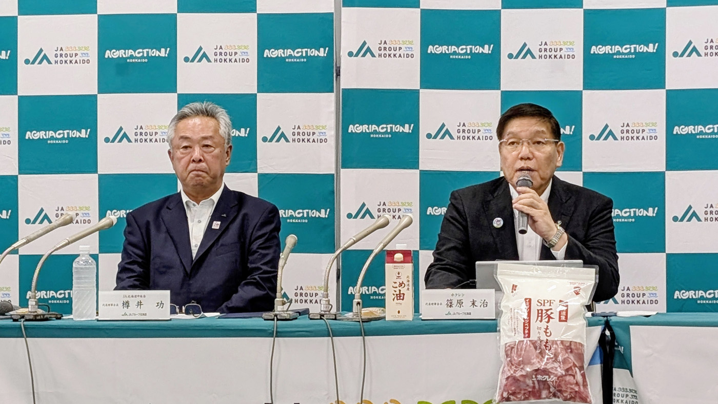 3期目の続投が決まった篠原末治ホクレン会長（右）と、2期目を迎える樽井功北農中央会会長（左）