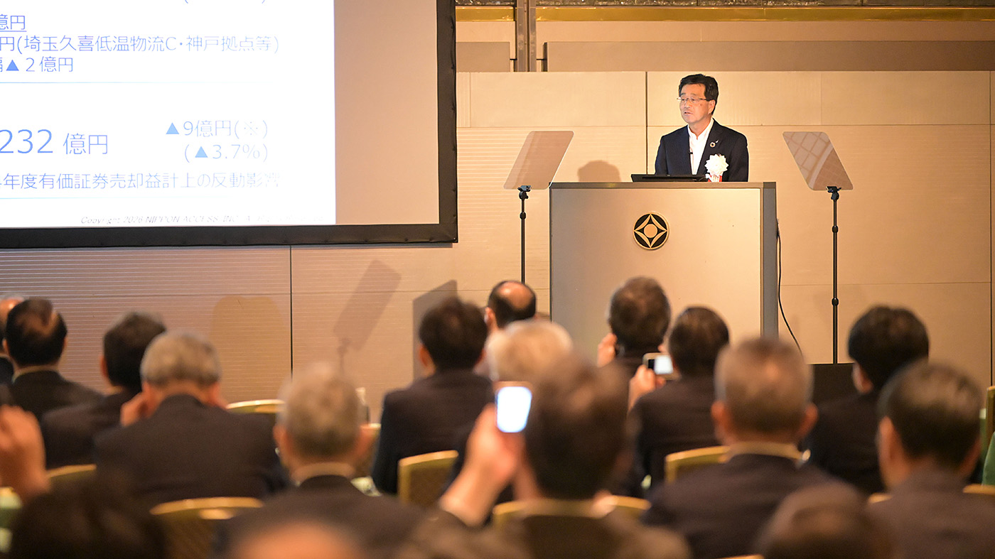 2026年度の経営方針を説明する服部真也社長