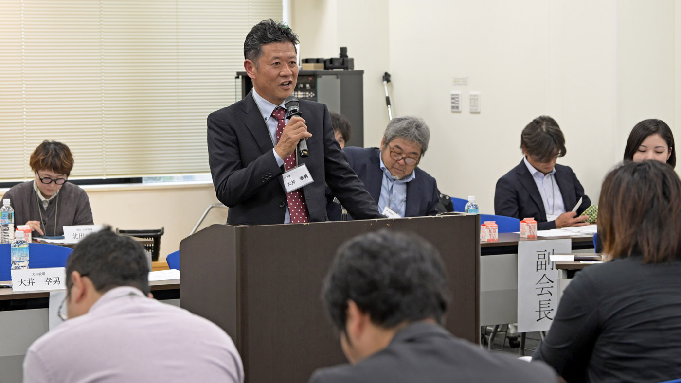 あいさつする大井幸男会長