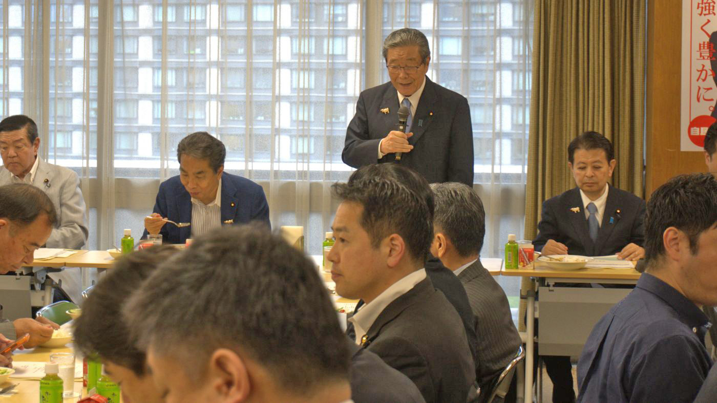 挨拶する森山裕・新会長と、話に聞き入る自民党議員ら