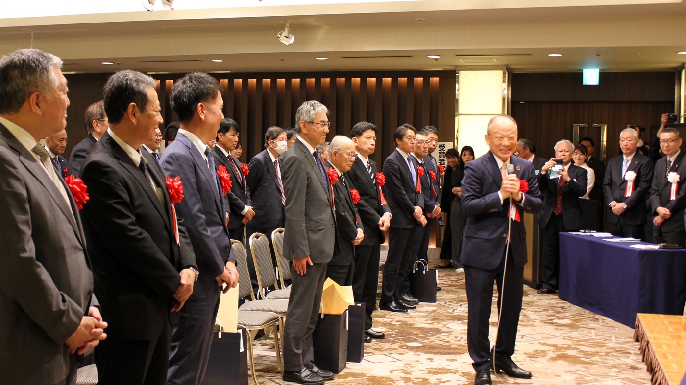 受賞者を代表して謝辞を述べる太田栄二郎森永製菓会長