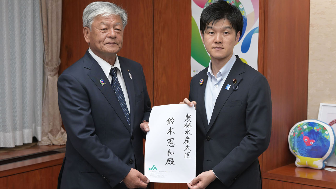 鈴木憲和農水大臣（右）に要請する神農佳人会長
