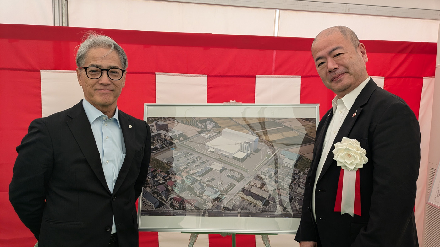 新工場完成イメージ図の前で、らくのう乳業の佐藤弘会長(左)と服部岳社長