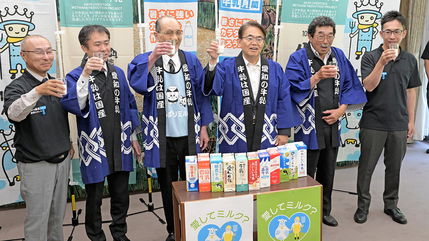メタン削減牛乳で乾杯する関係者。左から三浦和雄、中村晃一郎、荻野誠、大村秀章、鈴木康弘、近藤貴幹の各氏