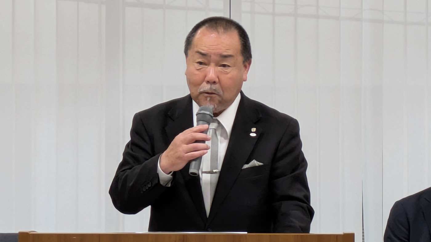 総会で挨拶する隈部洋会長