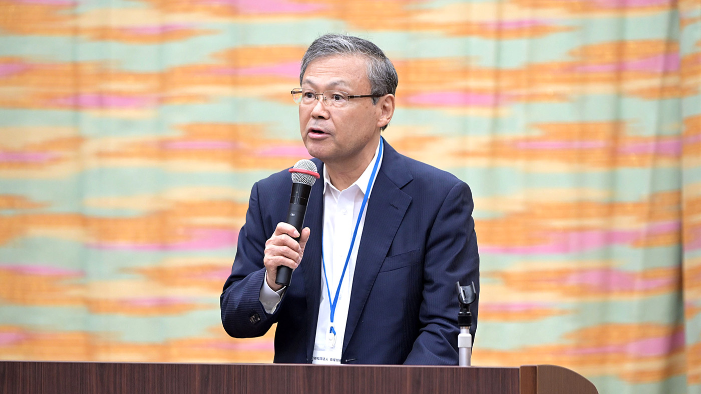 総会で挨拶する石原哲雄会長