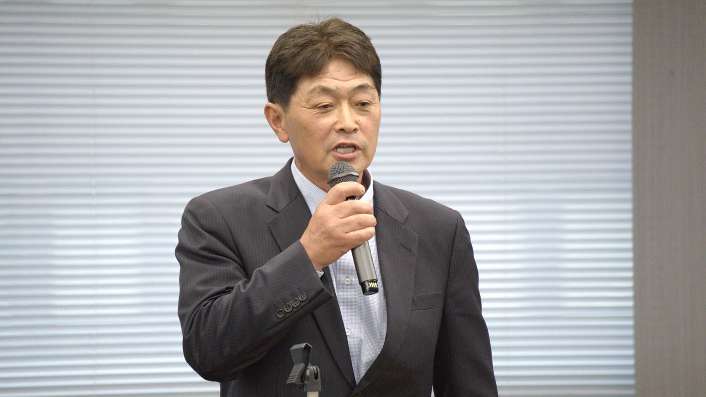 挨拶する中六角保広新会長