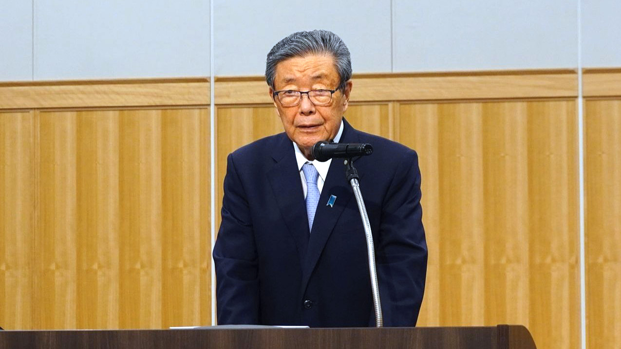 総会で挨拶する森山裕会長