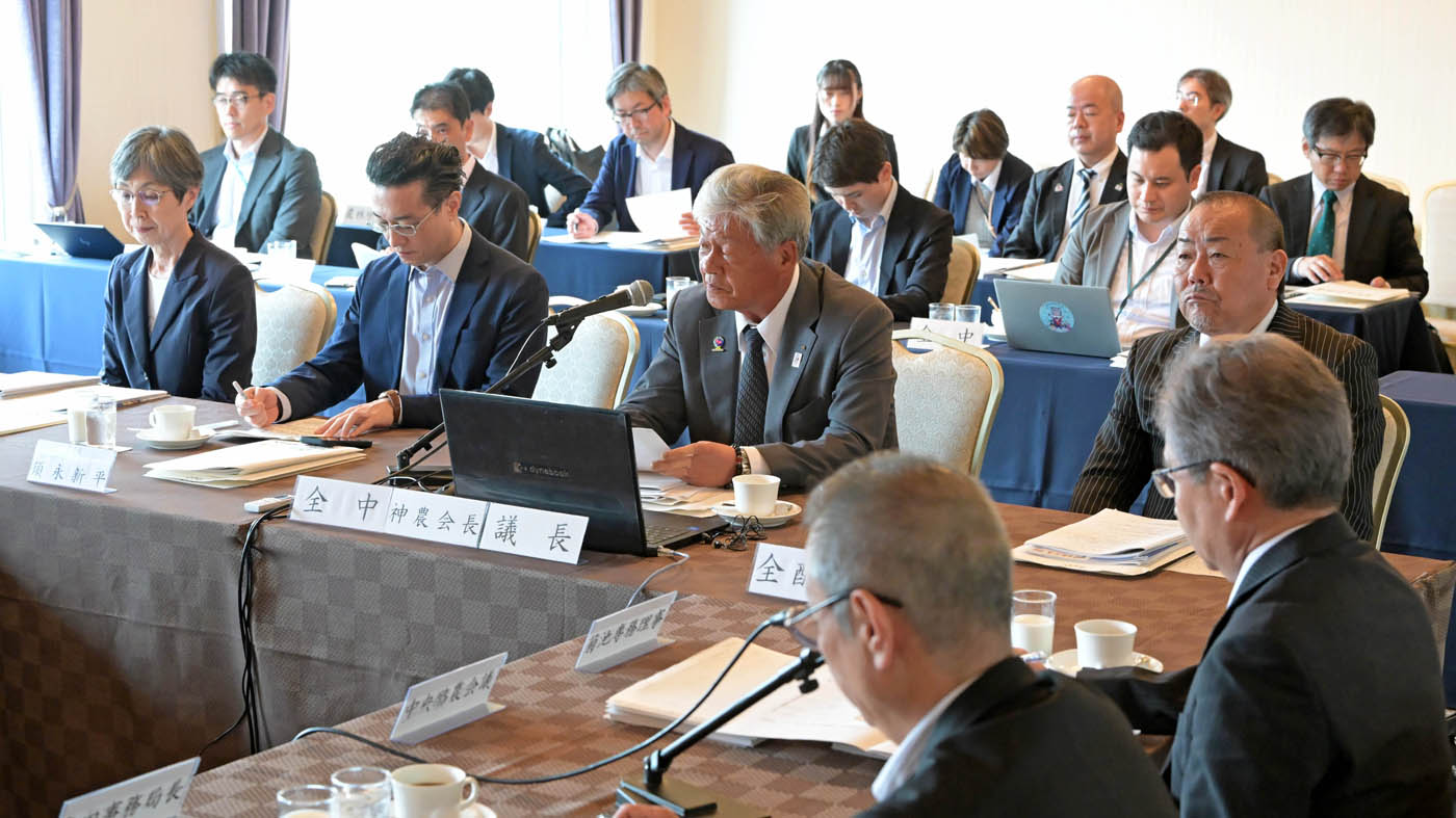 総会で挨拶する神農佳人会長（中央左から3人目）