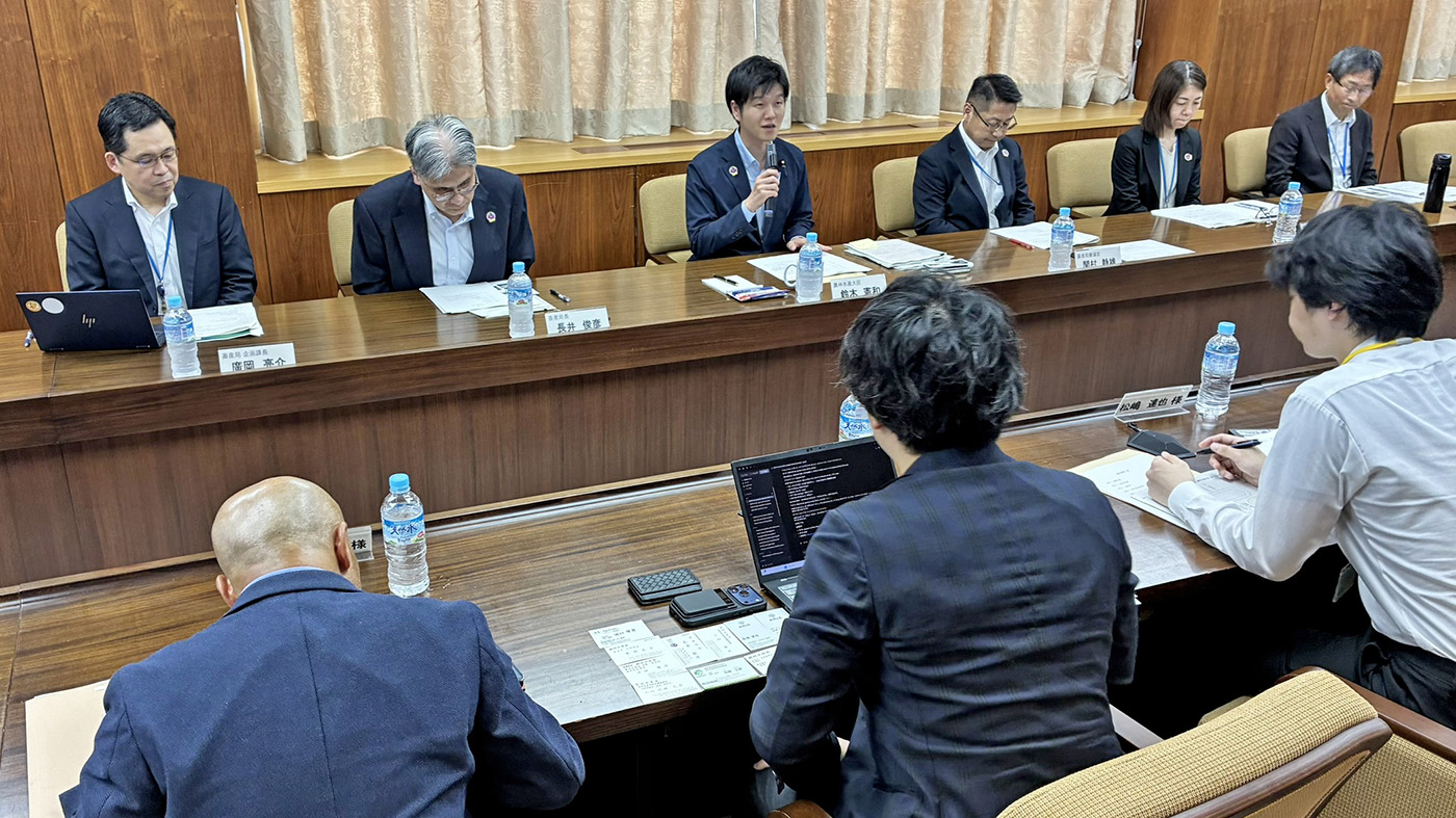 検討会で挨拶する鈴木憲和農相（奥列左から3人目）