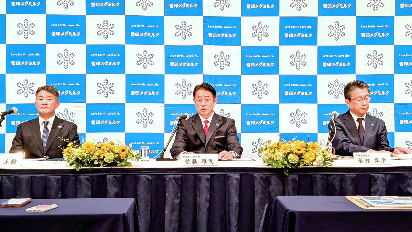会見する佐藤雅俊社長（中央）。若林偉彦常務執行役員酪農部長（右）と村田正樹執行役員北海道支社長も同席した