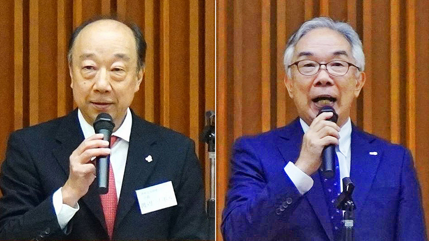 挨拶する渡辺ノボル会長（左）と八尾文二郎社長