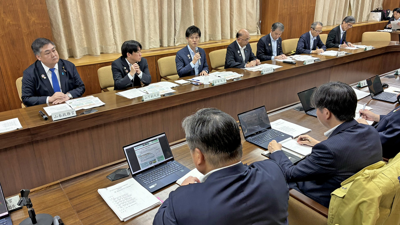 みどりの食料システム戦略本部で発言する鈴木憲和農相（奥列左から3人目）