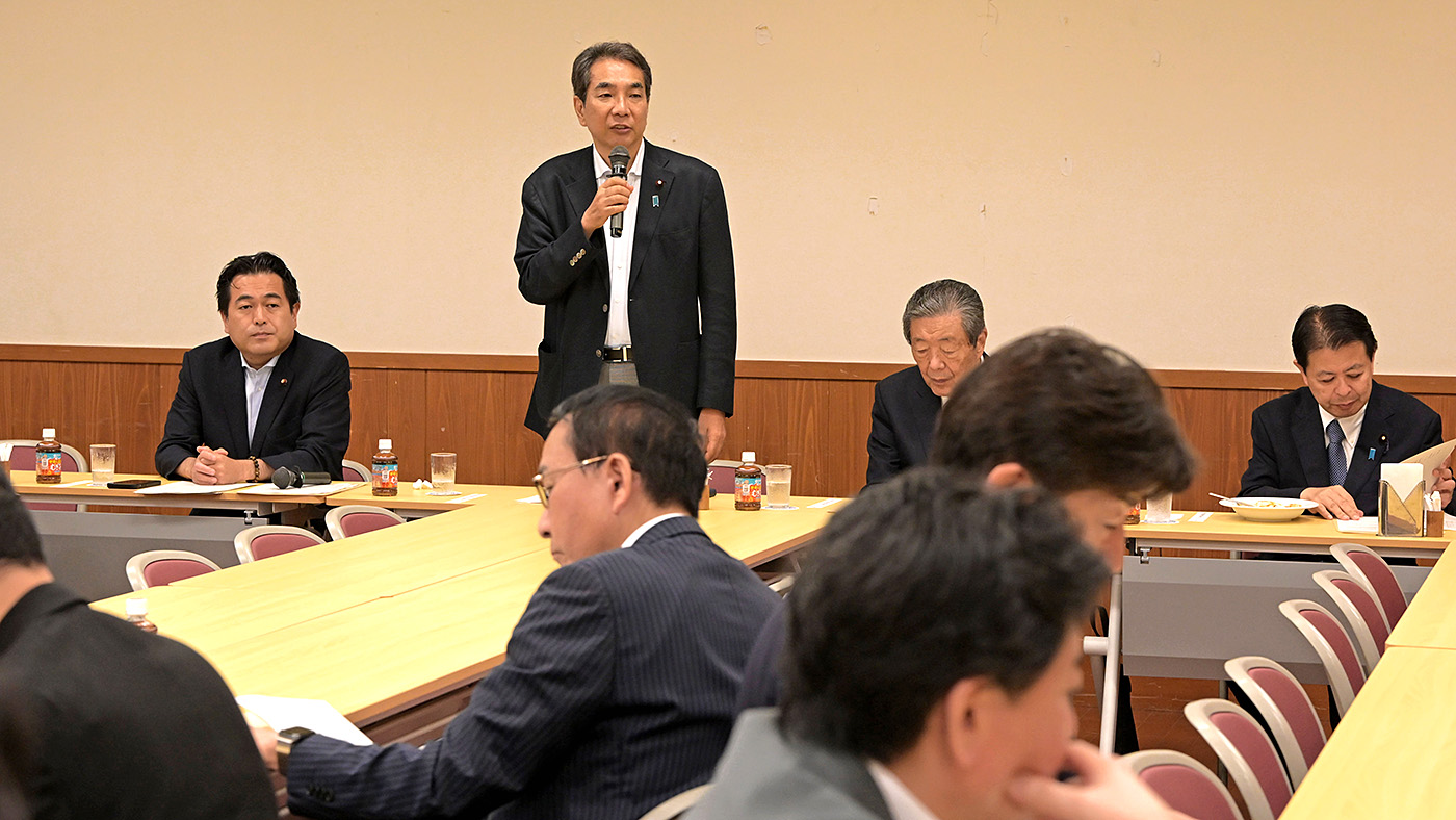 会合であいさつする江藤拓本部長
