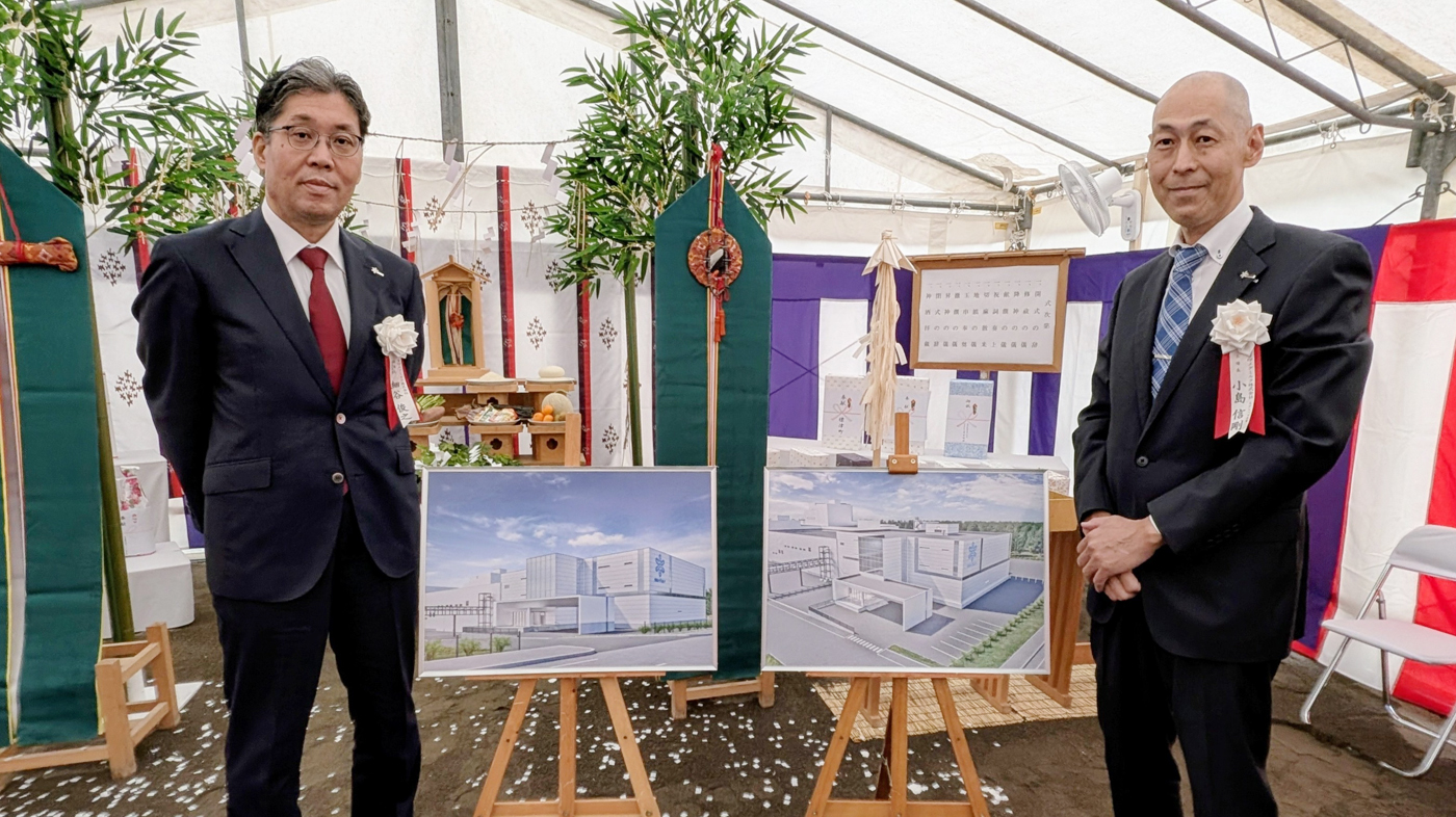 新工場完成イメージ図の前で細谷俊之取締役執行役員(左)と小島信剛なかしべつ工場長