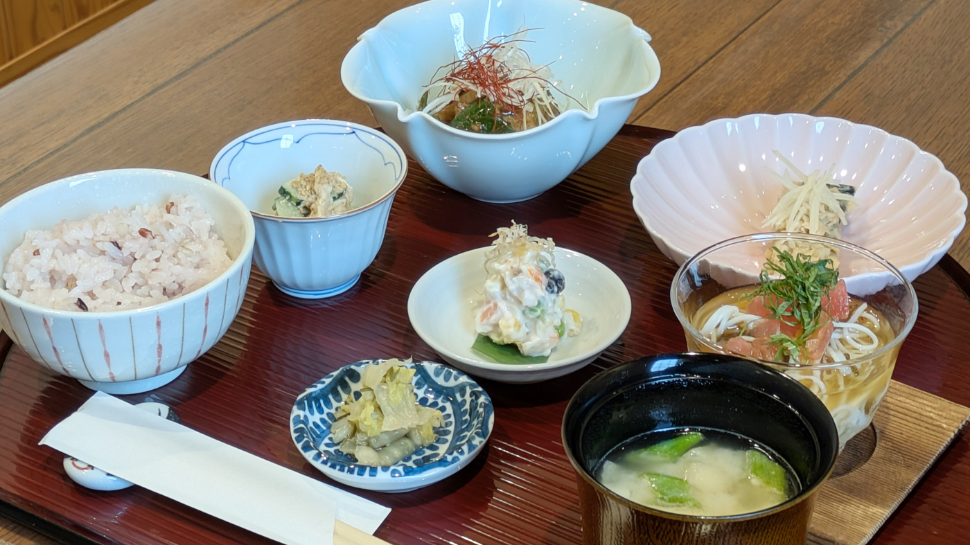 この日の「乳和食ご膳」（税込み1650円）。全8品すべてに牛乳やホエイを使用している
