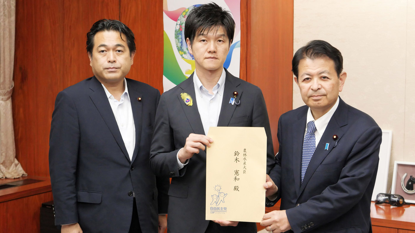鈴木憲和大臣（中）に決議を手渡す対策本部の宮下一郎・幹事長（右）と野中厚・事務局長