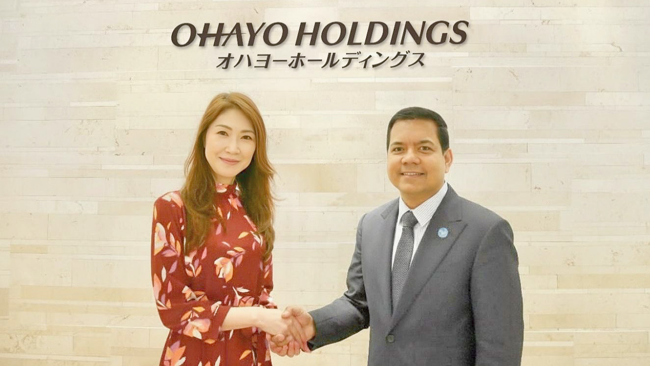 オハヨー乳業の山崎陽子社長（左）とペガサス・テック・ベンチャーズのアニス・ウッザマンCEO（岡山市のオハヨーホールディングス本社にて）
