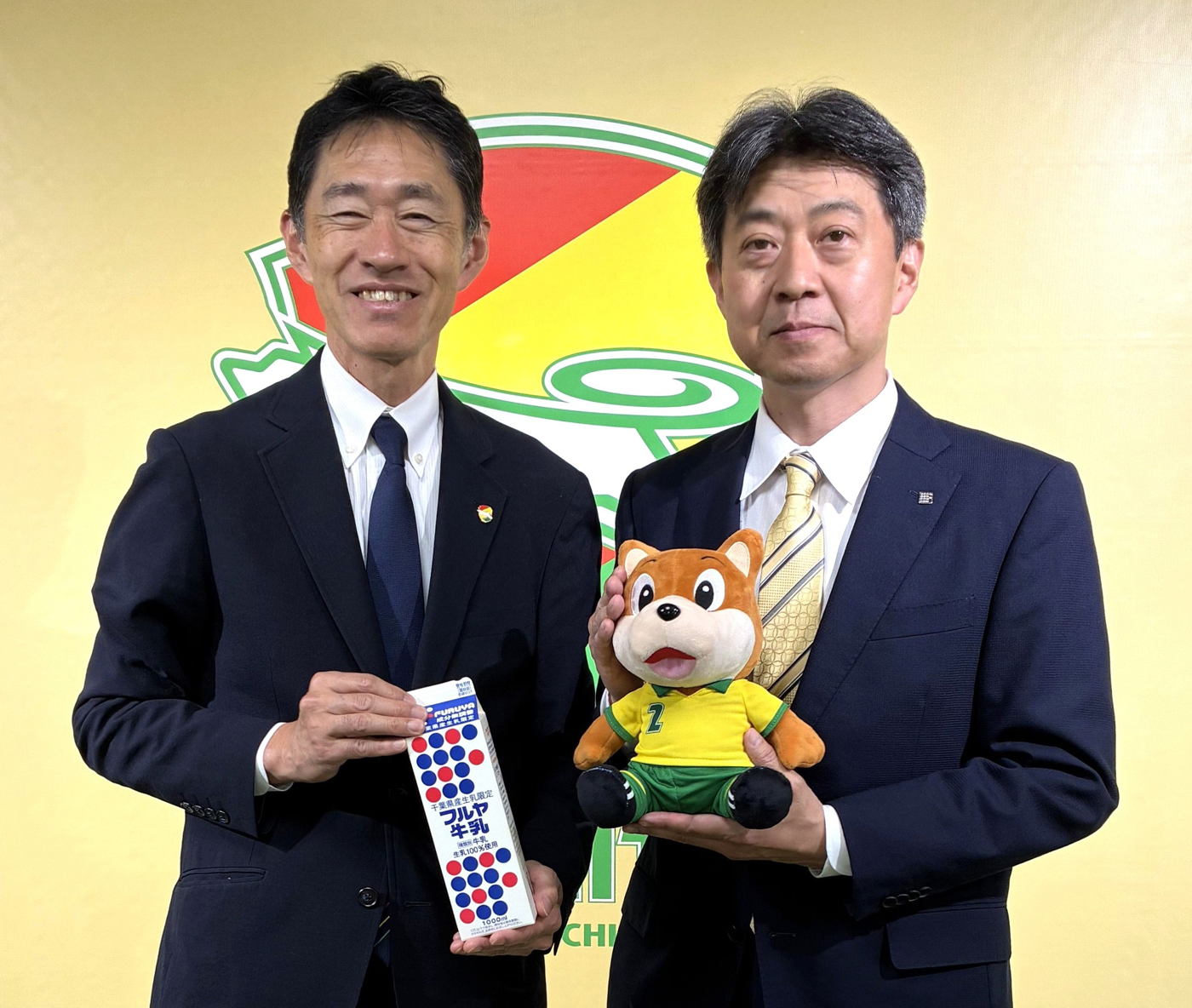 左からジェフの島田亮社長と古谷乳業の古谷裕彦社長