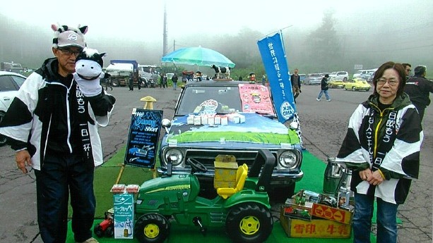 カーイベントで「ヨーグルッペ」を配布した佐々木正昭さん（左）