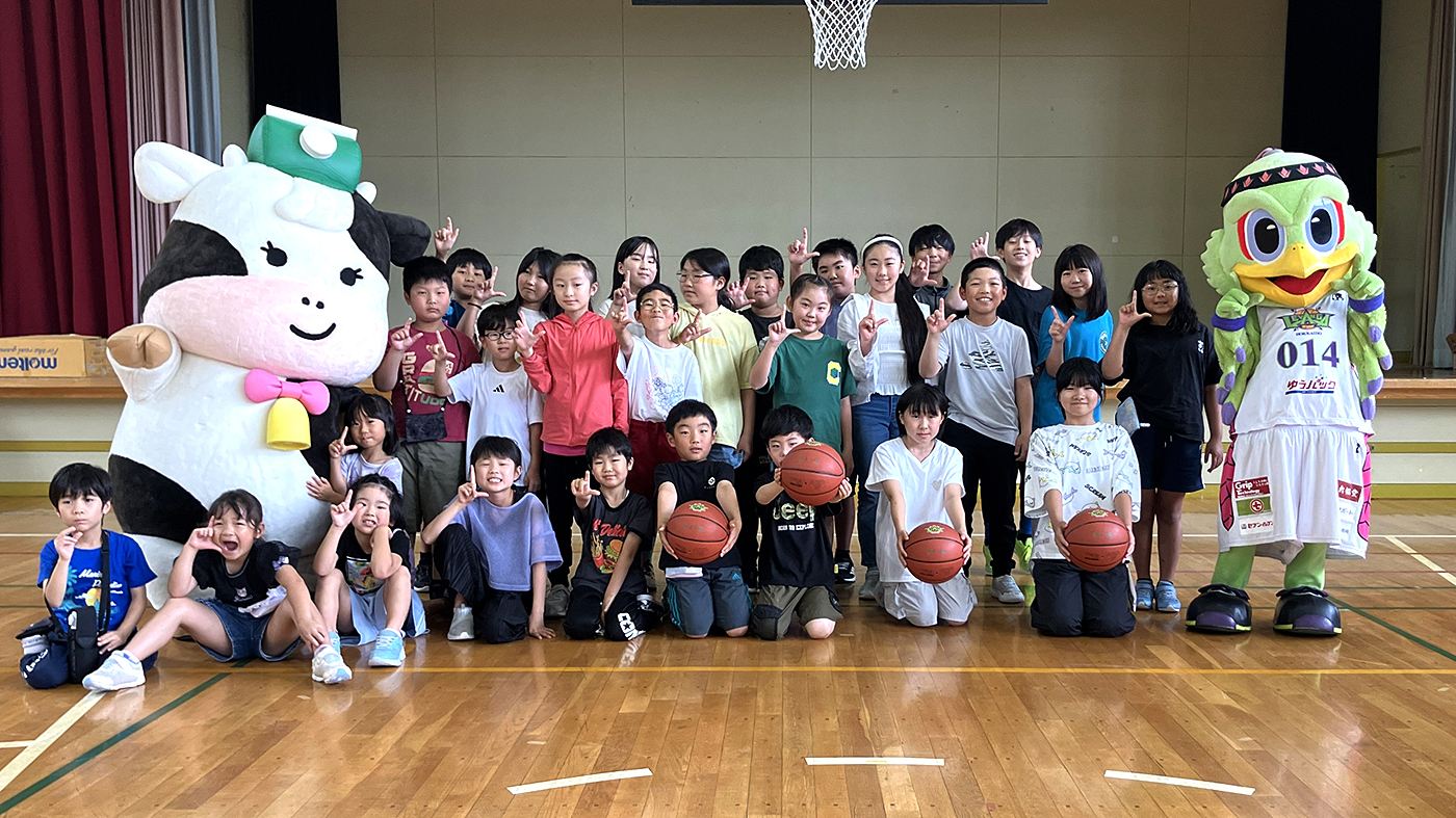 士幌小学校で行われた贈呈式にはみるるとレバードも駆け付けた