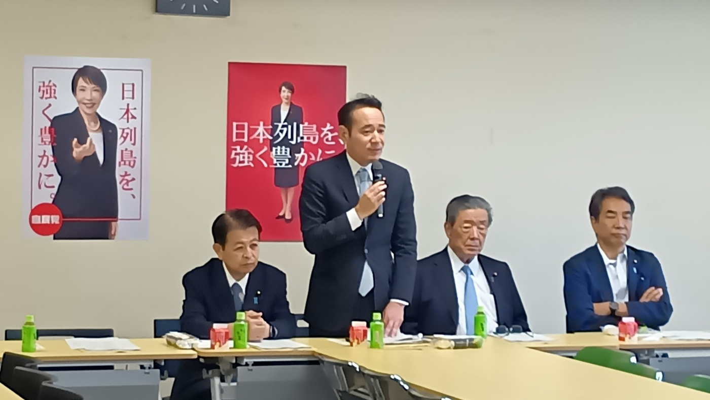 畜酪委の冒頭で挨拶する簗和生委員長（左から2人目）