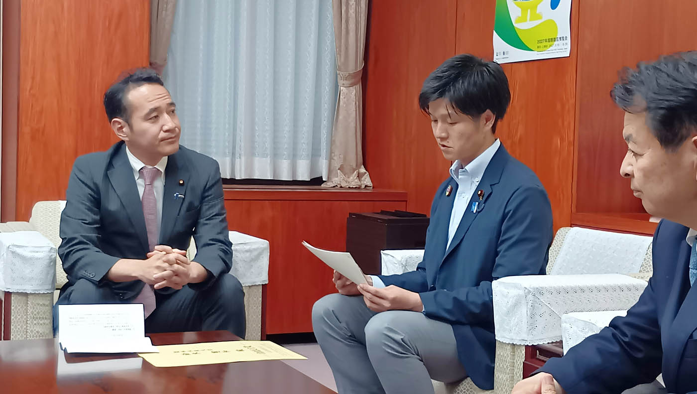 （左から）要請を行う簗和生委員長、鈴木憲和農水大臣、宮下一郎総合農林政策調査会長