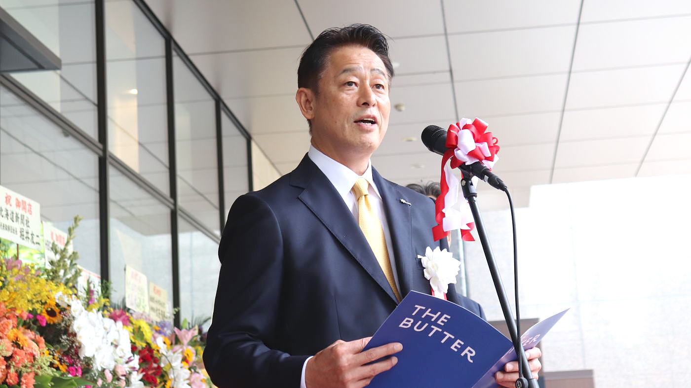 挨拶する雪印メグミルクの佐藤雅俊社長