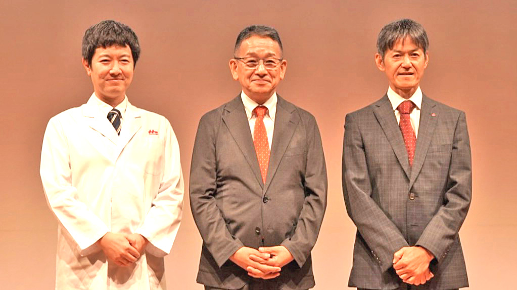左から小田巻俊孝所長、内藤裕二教授、宮地一裕常務