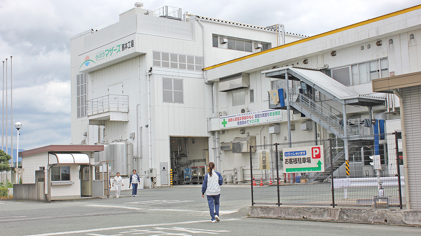 ローリーの出入りがほとんどなく、がらんとした らくのうマザーズ熊本工場（29日に現地で撮影）
