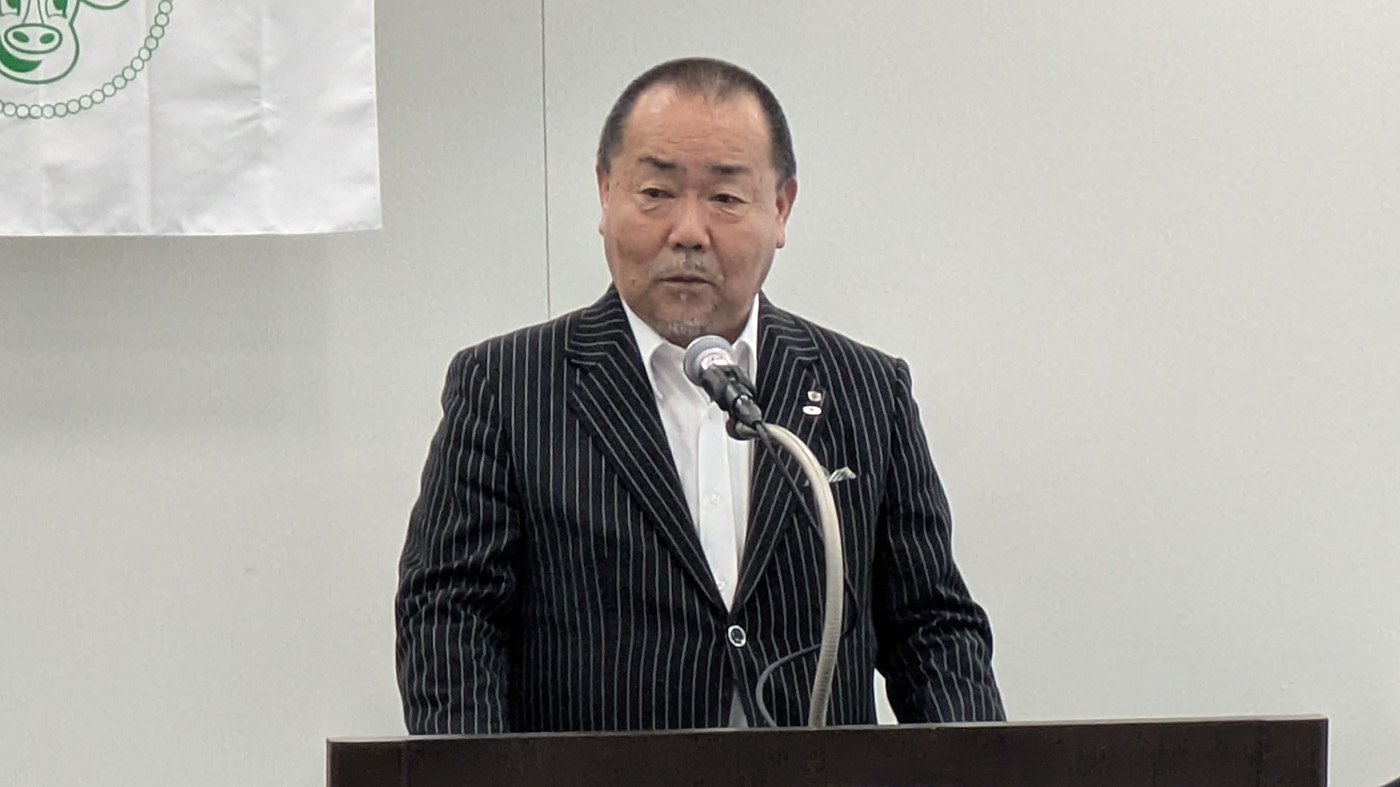 総会で挨拶する隈部洋会長