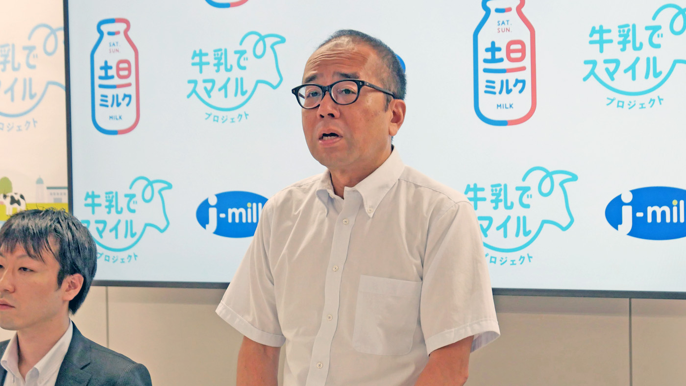 説明会で挨拶する渡辺裕一郎専務