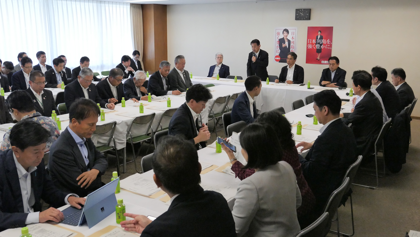 挨拶する宮下一郎・総合農林政策調査会長（奥列右から3人目）