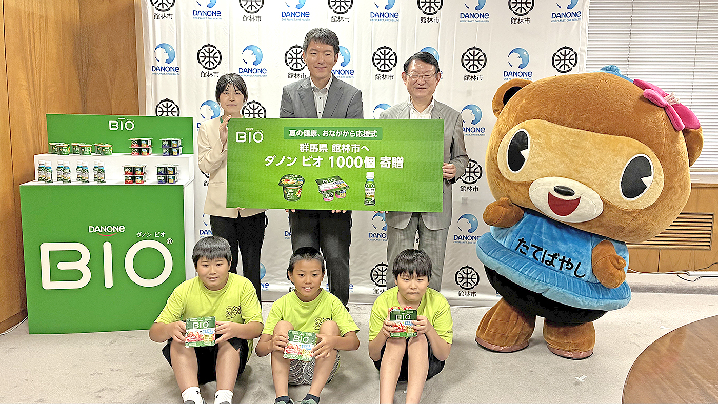 左奥から石毛光子マネージャー、後藤貴裕工場長、多田善洋市長。右端のゆるキャラは館林市のマスコットキャラクター「たてポン」