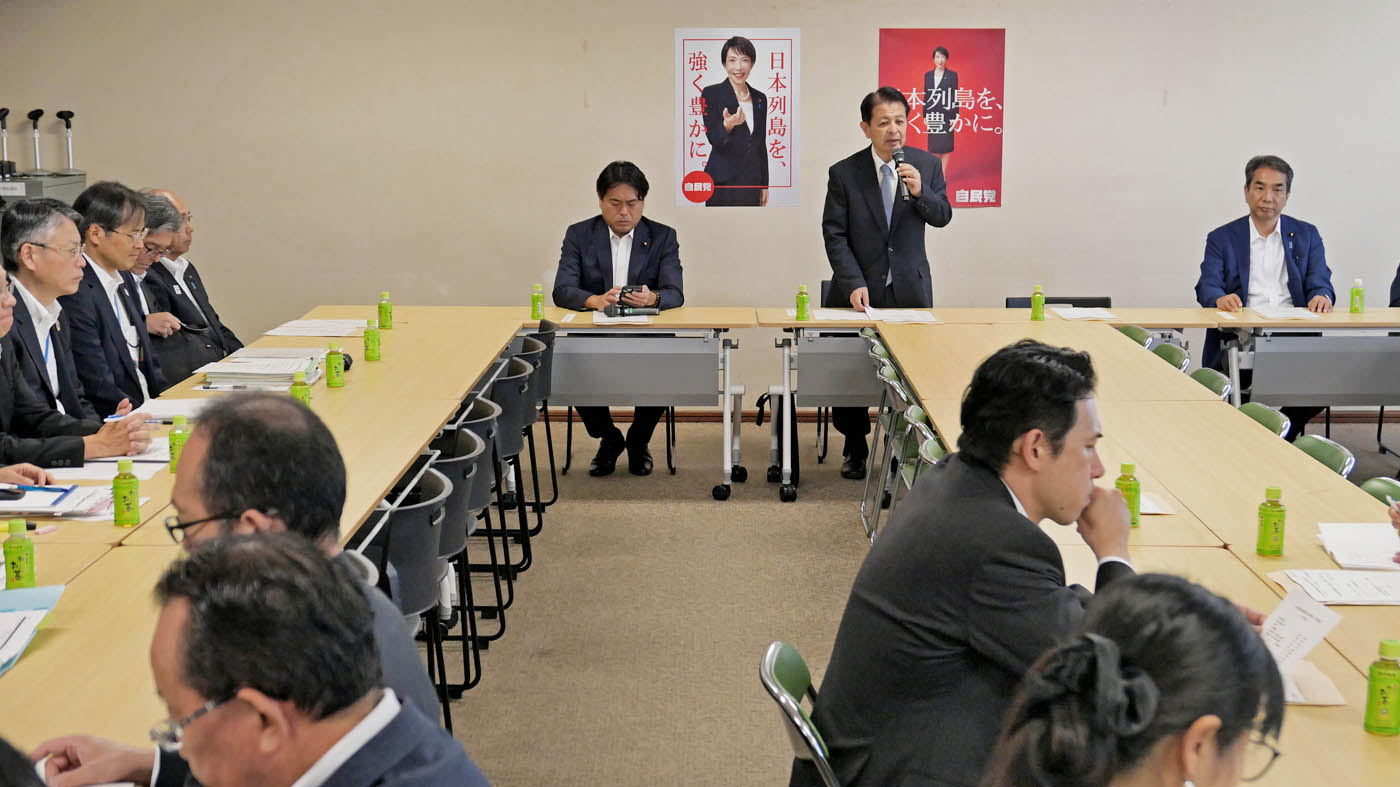 挨拶する総合農林政策調査会の宮下一郎会長（奥列右から2人目）