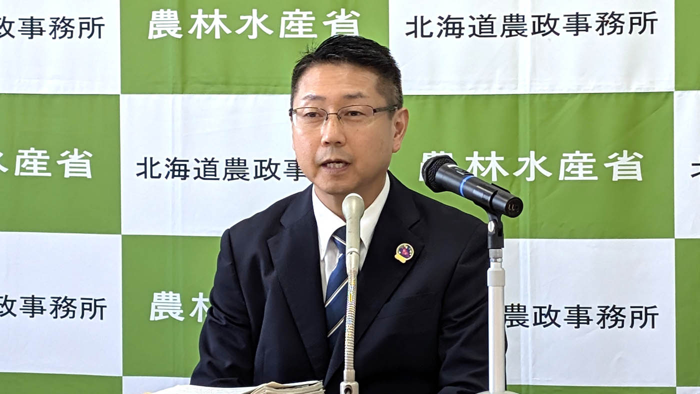 会見する関村静雄北海道農政事務所長