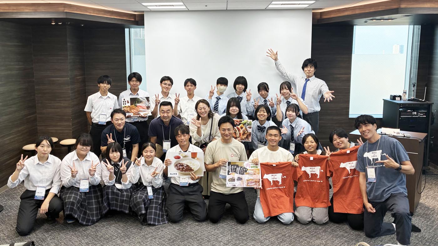 イベントに参加した高校生と生産者ら