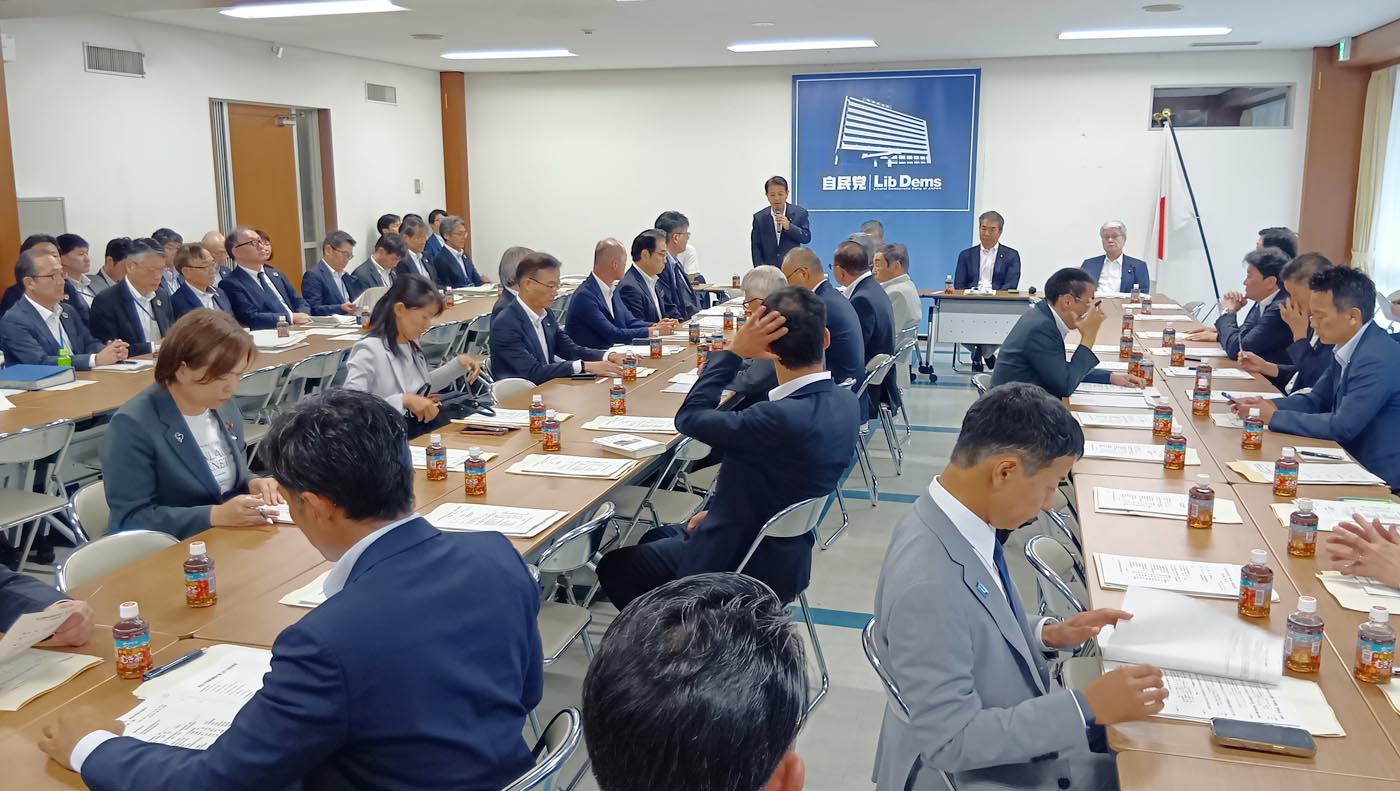 宮下一郎・総合農林政策調査会長（中央奥）の冒頭あいさつを聞く国会議員ら