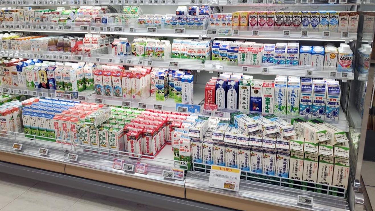 沖縄県内のスーパーの牛乳売り場。北海道産牛乳が地元産よりも安価に販売されているケースも