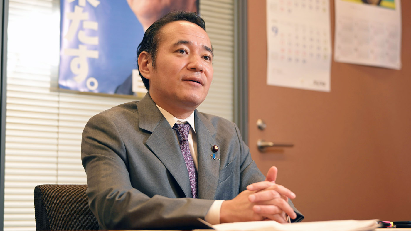 インタビューに答える簗和生畜酪委員長