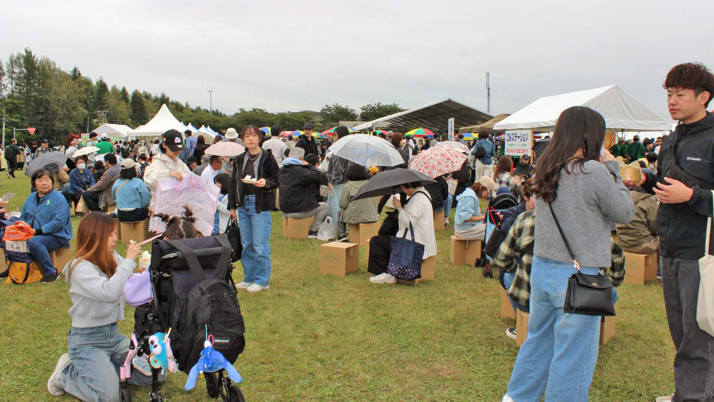 小雨にも関わらず、多くの地域住民でにぎわった