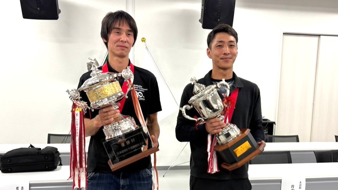 単独保定の部で優勝した東海林優さん（左）と枠場保定の部で優勝した竹村裕太さん