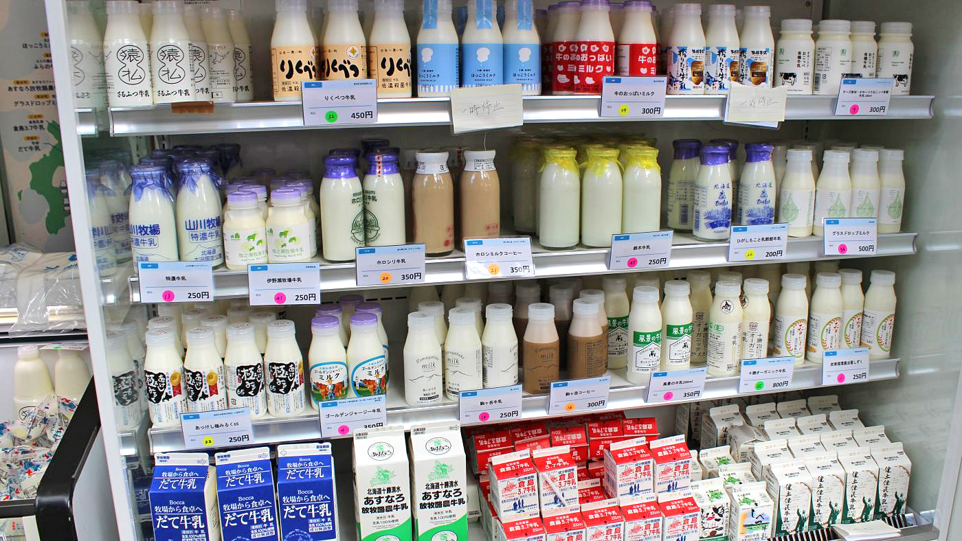 「北海道ミルクめぐり」のブースには全道各地のご当地牛乳がズラリ