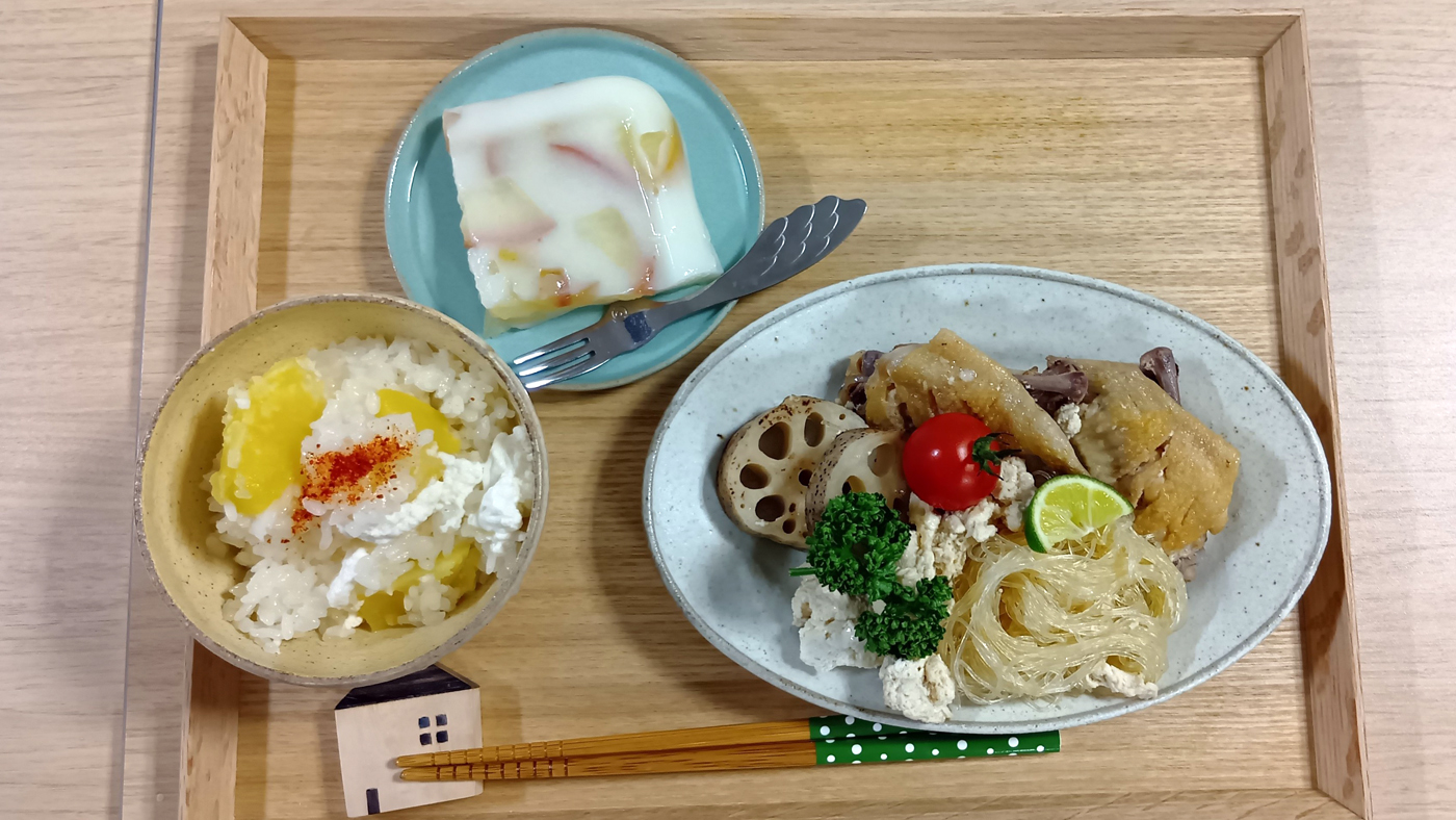 この日調理された鶏の煮物やジャガイモ入り炊き込みご飯