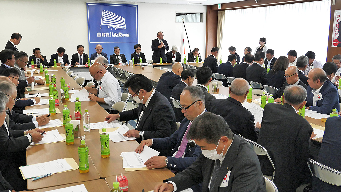 政府・与党への要請書を承認した酪政連中央委員会