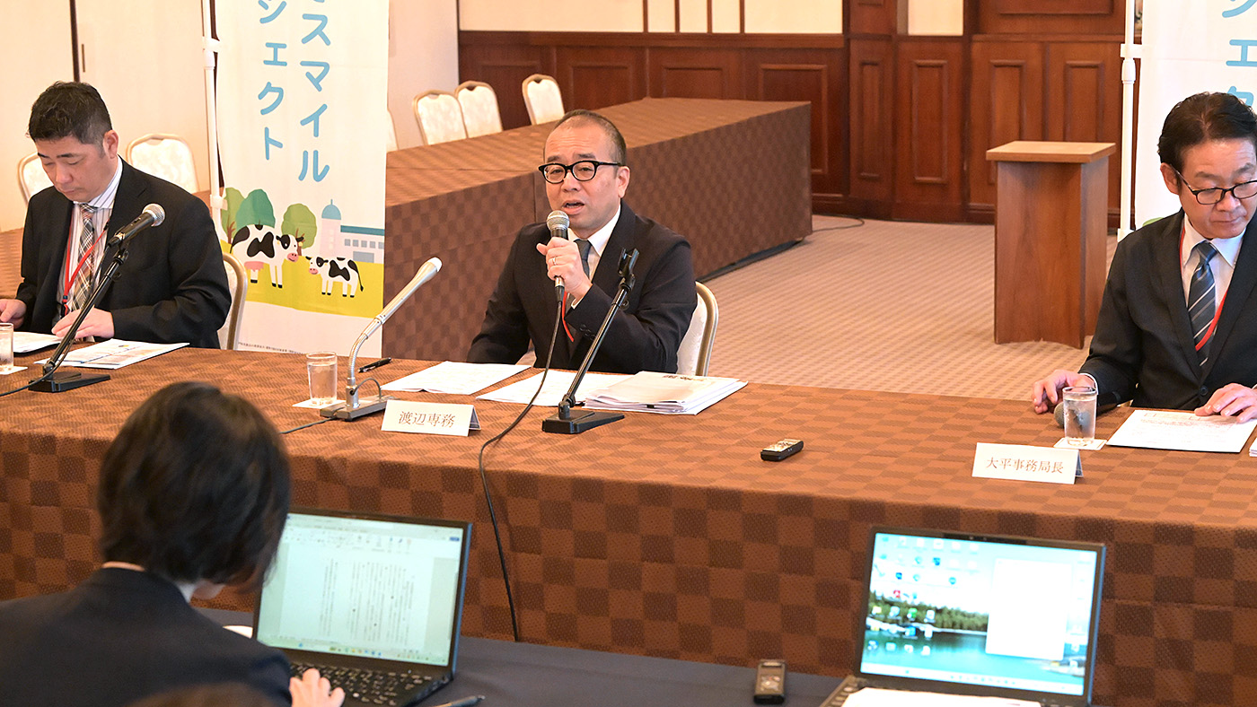 Jミルクが13日に開いた会見の様子。渡辺裕一郎専務（中央）が需給改善対策を説明した