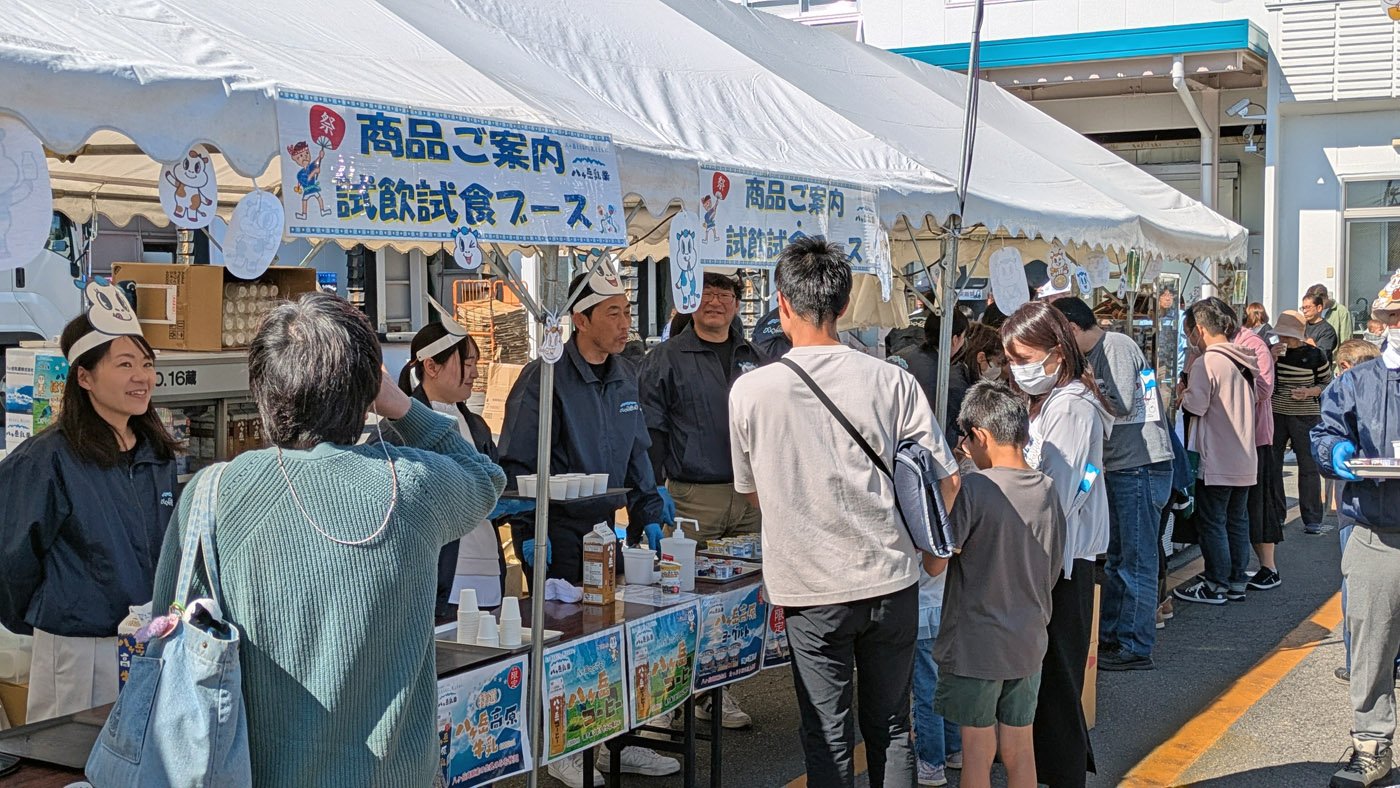 試飲・試食では八ヶ岳乳業社員と消費者が交流する姿も