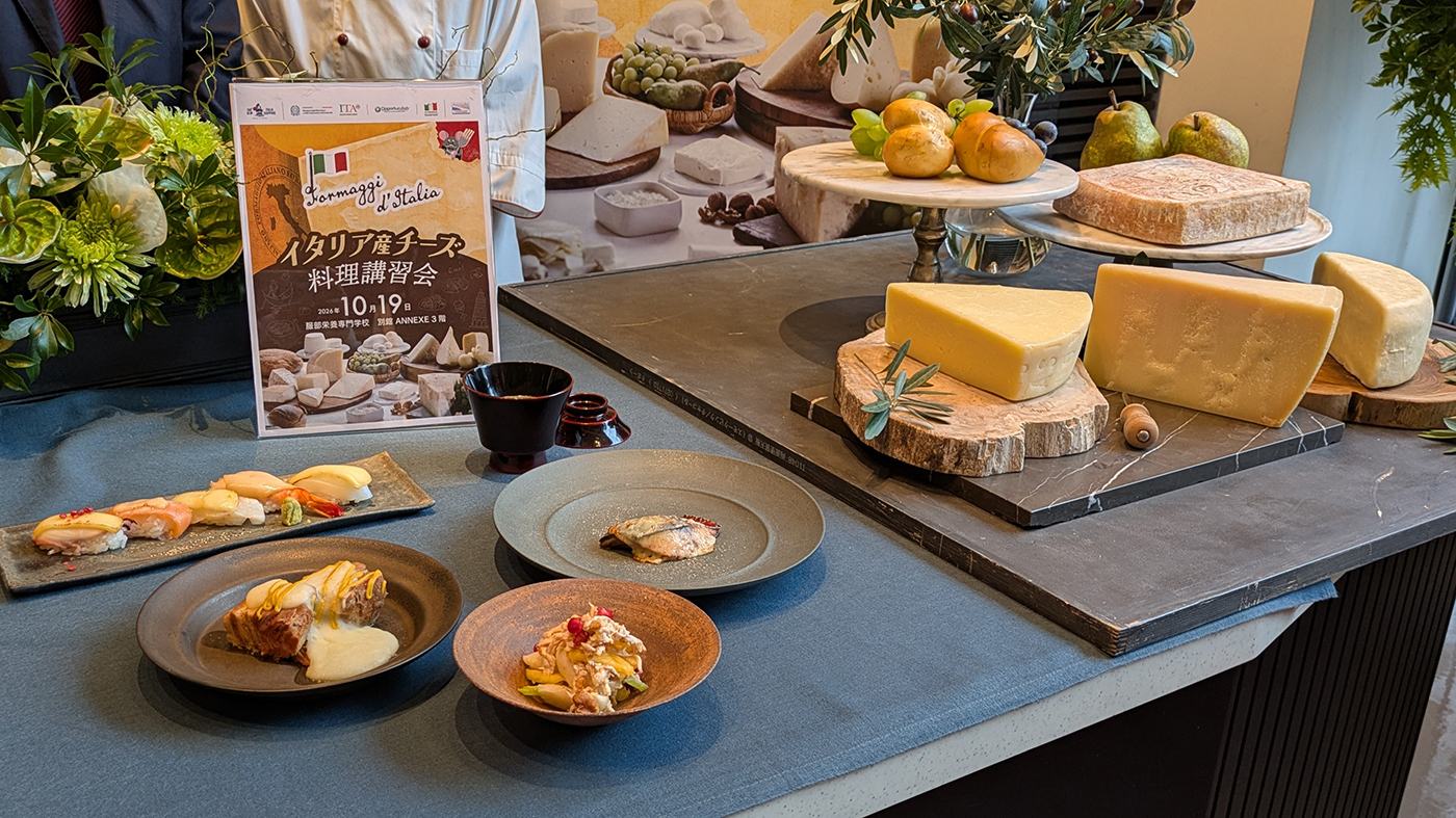 和食材を使った料理5品（手前）とイタリア産チーズ