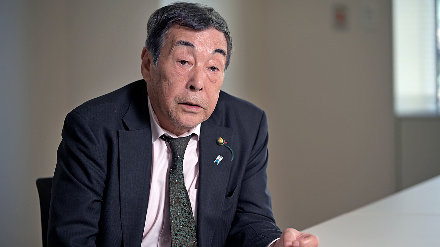 インタビューに答える臼井勉委員長