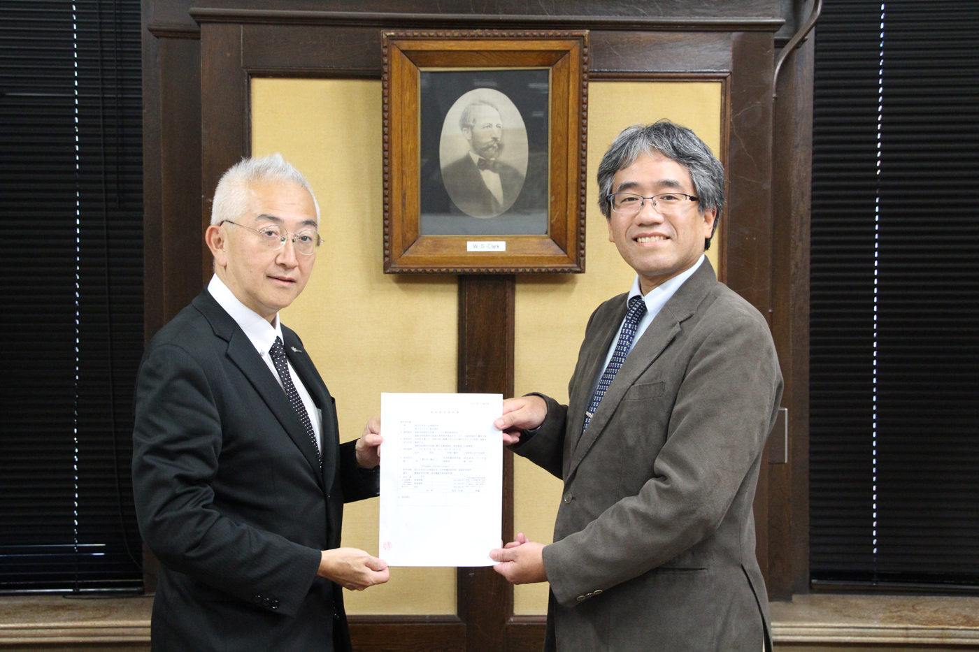酪総研の津田知亮所長（左）と北大の清水池義治准教授